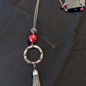 Silver necklace with pink bead